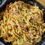 Gdy zostanie mi makaron, łapię za patelnię i jajka. Kolacja resztkowa smakuje jak z bistro