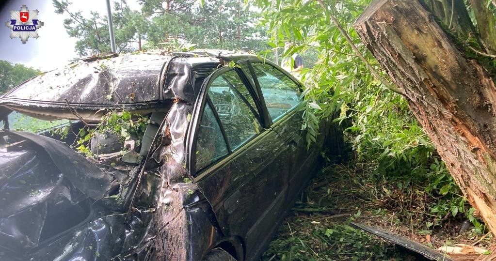 Gdyby auto uderzyło w drzewo dachem a nie słupkiem C doszłoby do masakry /Policja