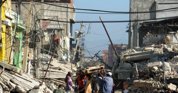 Gdyby na Haiti więcej budynków wznoszono zgodnie ze standardami, przetrzymałyby one trzęsienie /AFP
