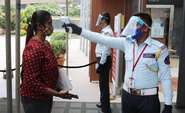 Gdyby nie obostrzenia, zachorowań na koronawirusa byłoby więcej. O kilkaset milionów