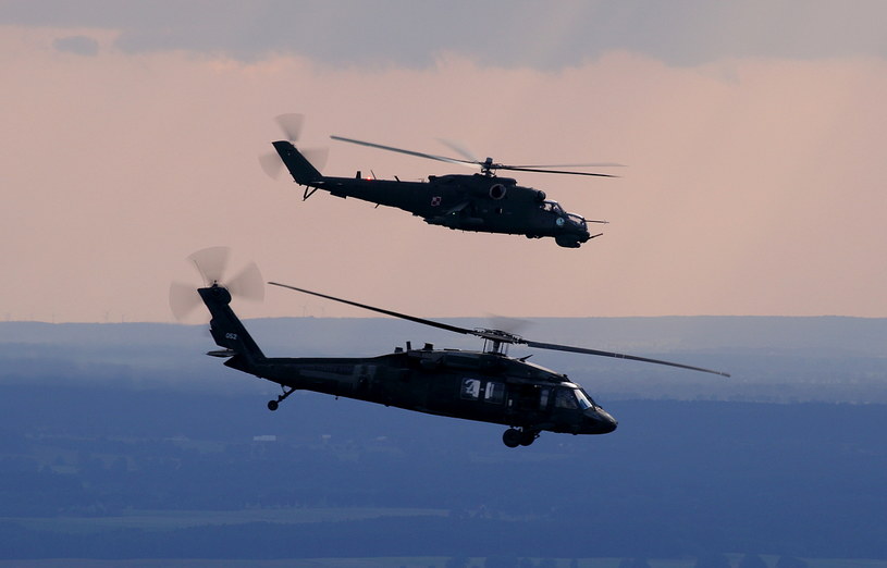 Gdyby przetarg dotyczył średnich śmigłowców, to Black Hawk (na pierwszym planie) by się nadawał. Mi-14 nie ma czym zastąpić /Bartek Bera /INTERIA.PL