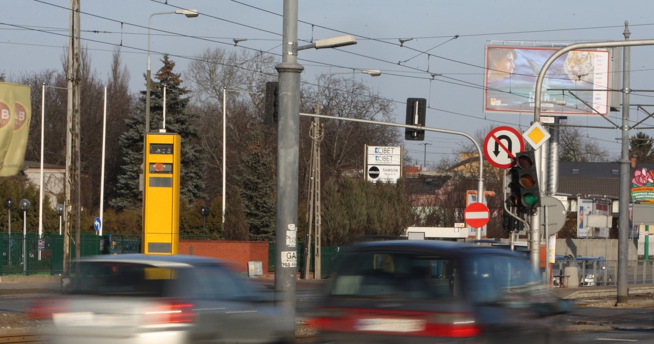 Gdyby wszystkich „piratów drogowych” przyłapywać na popełnianych wykroczeniach, wówczas prawo jazdy traciłoby corocznie... 220 000 kierowców /Stanisław Kowalczyk /Reporter