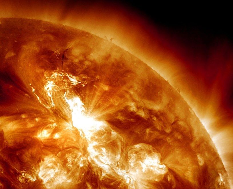 Gdyby wywołana przez rozbłysk na Słońcu burza magnetyczna uderzyła w Ziemię, skutki mogłyby być katastrofalne... /AFP