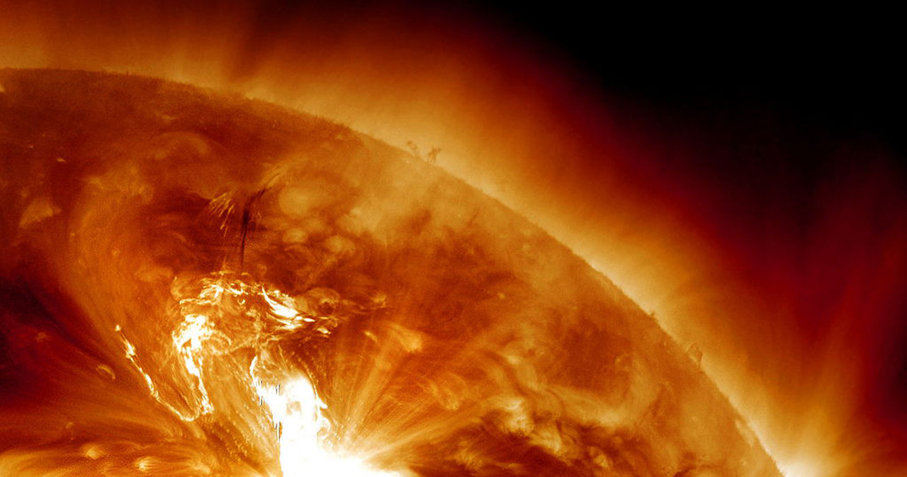 Gdyby wywołana przez rozbłysk na Słońcu burza magnetyczna uderzyła w Ziemię, skutki mogłyby być katastrofalne... /AFP