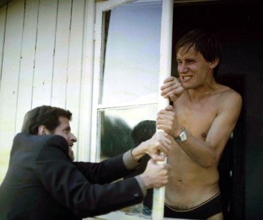 Gdyby żył, w środę, 17 sierpnia, obchodziłby 70. urodziny. Eugeniusz Priwiezieńcew, odtwórca ról Konrada Raczyka w "Barwach ochronnych" Krzysztofa Zanussiego (na zdjęciu) i Antoniego Pereszczaki w serialu "Złotopolscy", zmarł jednak 12 lat temu wskutek boreliozy.

"To był bardzo aktywny człowiek - pisał książki, nowe scenariusze, sztuki, które chciał w przyszłości zrealizować. Niestety, nie zdążył. Bardzo lubiłem go spotykać, bo zawsze mi o tych swoich planach opowiadał" - mówił po śmierci aktora Andrzej Grabowski.

"Tak jest zawsze - dobrzy ludzie za szybko odchodzą" - dodał przyjaciel Priwieziencewa, aktor Zbigniew Buczkowski.

  