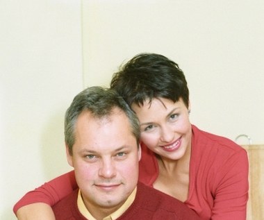 - Gdybym jeszcze raz miała przeżyć swoje życie, to postarałabym się mieć więcej dzieci, mniej pracować w telewizji, w ogóle mniej pracować - taka była sytuacja ekonomiczna w moim życiu, że nie mogłam sobie na to pozwolić - Anna Popek wyznała agencji informacyjnej Newseria Lifestyle.

W 2011 roku dziennikarka rozwiodła się po 16 latach małżeństwa. - To był dla mnie bardzo trudny czas. Musiałam przeorganizować życie swoje i córek. Dużo pracowałam, ale znalazłam chwilę i pojechałam na rekolekcje do benedyktynów do Tyńca, a potem do Falenicy. Zrozumiałam, że to, jak będzie wyglądało moje życie, zależy ode mnie, że można wszystko zmienić. Zaczęłam chodzić na taniec, zapisałam się na angielski, uważniej przyglądam się światu. Młodość to nauka i rozwój, a ja staram się czuć i wyglądać młodo - mówiła w rozmowie z magazynem "Super TV".