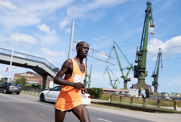 Gdynia, 15.08.2019. Zwycięzca XXV Orlen Maratonu "Solidarności" Kenijczyk Isaac Kimutai Ngeno /Adam Warżawa /PAP