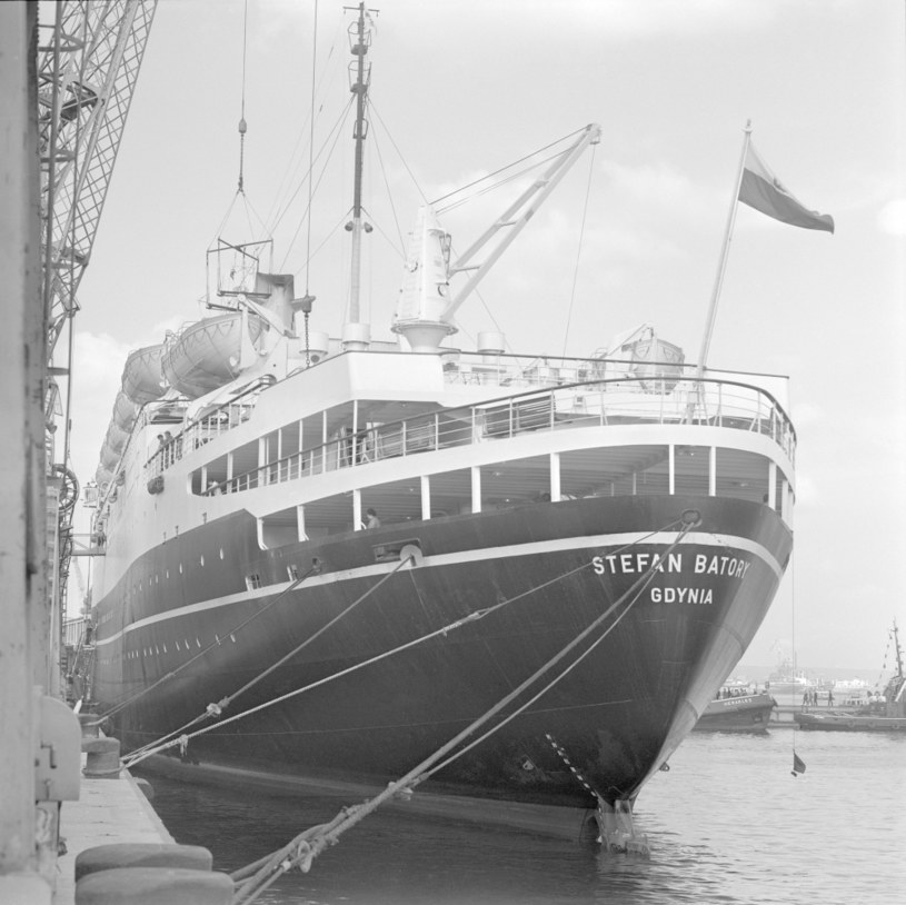 Gdynia, 1969 r. Transatlantyk "Stefan Batory" przy nabrzeżu portowym /Andrzej Wiernicki /Agencja FORUM