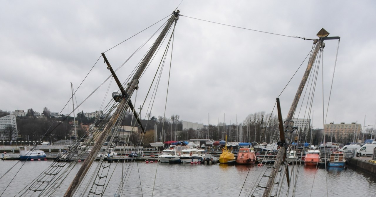 Gdynia: Od tygodnia trwa podnoszenie jachtu, który zatonął w marinie