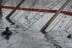 Gdynia: Od tygodnia trwa podnoszenie jachtu, który zatonął w marinie