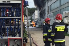 Gdynia: Pożar magazynu z lakierami na terenie dawnego Polifarbu