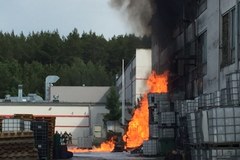 Gdynia: Pożar magazynu z lakierami na terenie dawnego Polifarbu