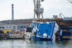 Gdynia: Statek przechylił się w suchym doku 