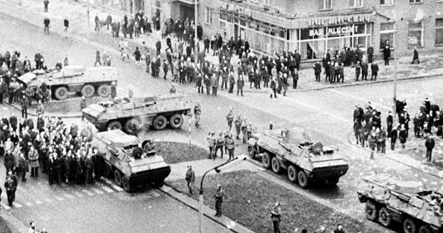 Gdynia: Transportery opancerzone na ulicy Władysława IV/ 17.12.1970 /Tomasz Wierzejski/Fotonova /East News