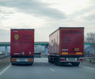 Gdzie dwóch się bije, tam tragedia gotowa. Nieodpowiedzialny kierowca TIR-a