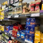 Gdzie kawa jest najtańsza? Jacobs od 48,77 zł, Tchibo od 49,99 zł - porównanie cen w sklepach