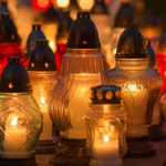 Gdzie kupić znicze najtaniej przed 1 listopada? Sprawdziliśmy oferty sklepów