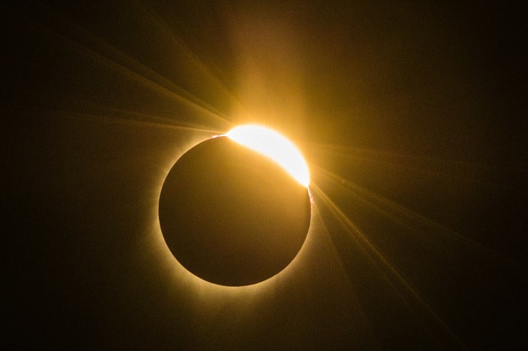 Gdzie można oglądać całkowite zaćmienie Słońca? /AFP
