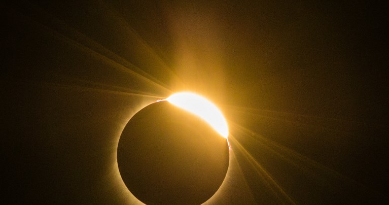Gdzie można oglądać całkowite zaćmienie Słońca? /AFP