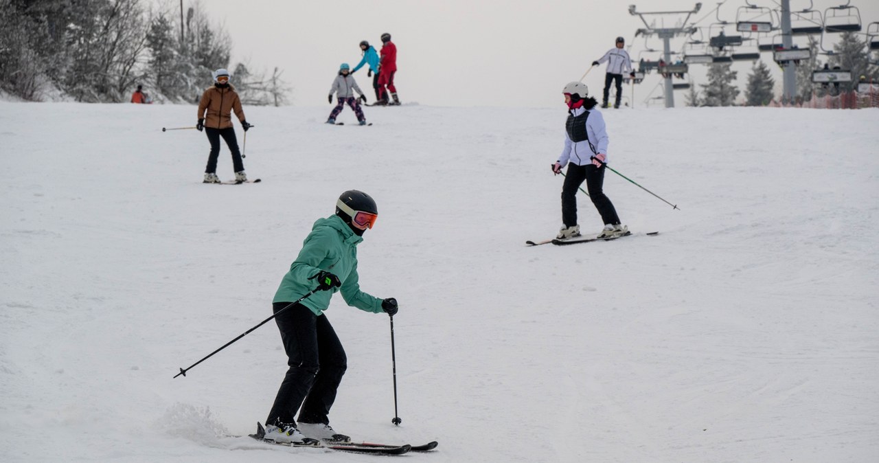 Gdzie na narty w Małopolsce? W atrakcyjnych cenach można poszusować między innymi w Magura Ski Park. /East News