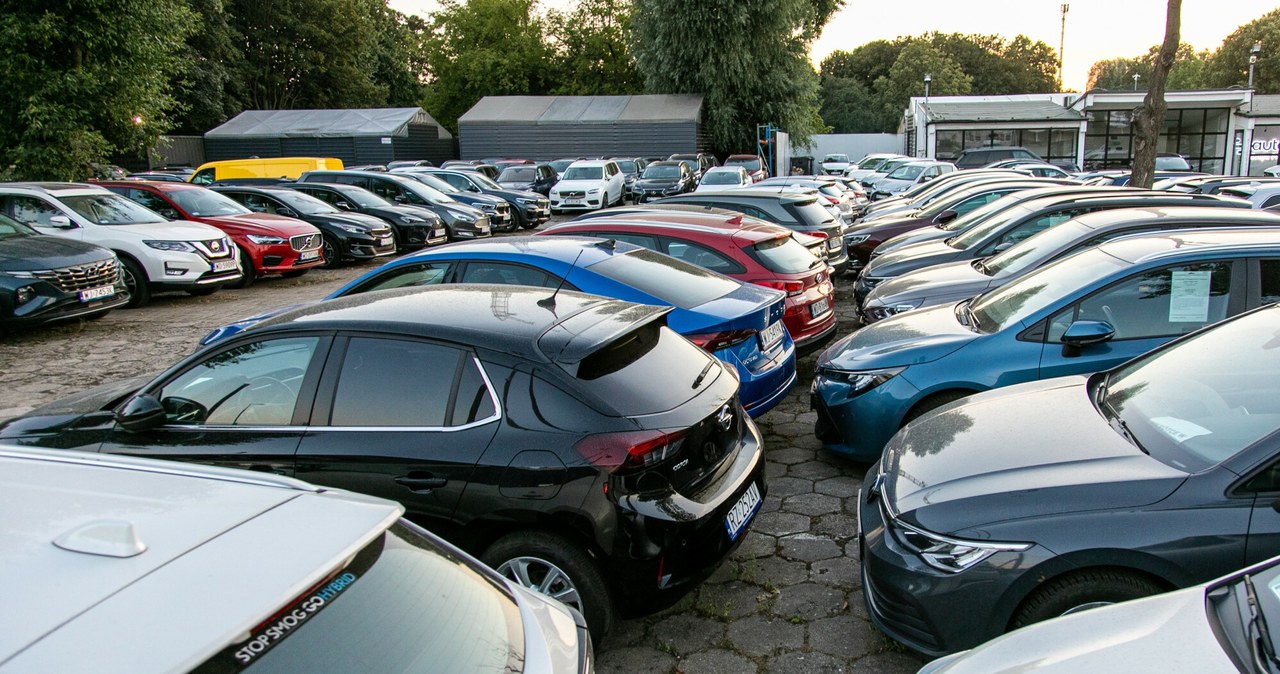 Gdzie najlepiej kupić samochód używany? /Dawid Wolski /East News