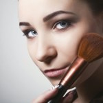 Gdzie nakładać róż, żeby wyglądać świeżo i młodo? Najczęstszy błąd popełnia wiele z nas