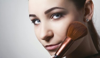 Gdzie nakładać róż, żeby wyglądać świeżo i młodo? Najczęstszy błąd popełnia wiele z nas