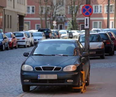 Gdzie nie wolno się zatrzymywać? Nie tylko tam, gdzie jest znak!