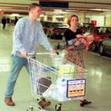 Gdzie Polacy lubią robić zakupy? /AFP