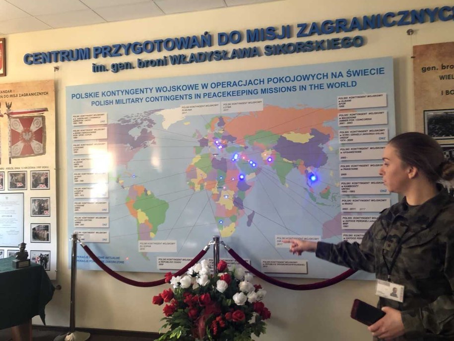Gdzie polscy żołnierze biorą udział w misjach pokojowych? Takie miejsca oznaczone są kolorem czerwonym! Afganistan, Iran, Republika Środkowoafrykańska... Na błękitno - miejsca, gdzie nasi wojskowi byli na już zakończonych misjach. /Michał Dobrołowicz /RMF FM
