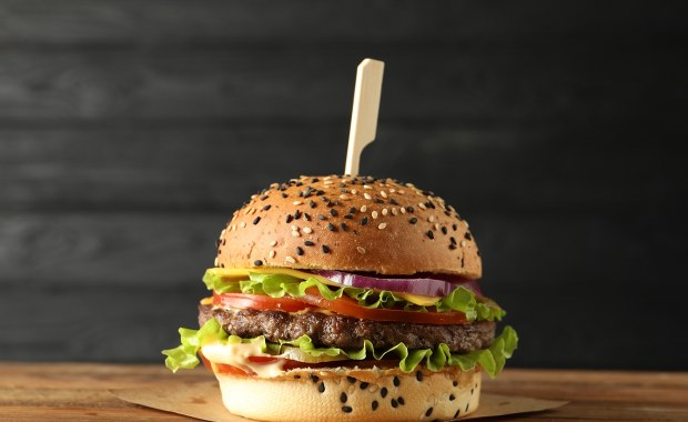 Gdzie serwują najlepszego burgera na świecie? Odpowiedź może cię zaskoczyć