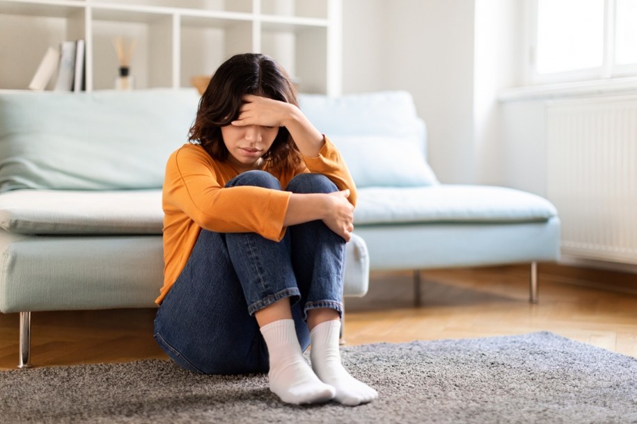 Gdzie szukać wsparcia gdy wszystko się sypie? Pomoże interwencja kryzysowa /Shutterstock