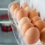 Gdzie trzymać jajka w lodówce? Zapomnij o drzwiach, ten błąd skraca ich świeżość 