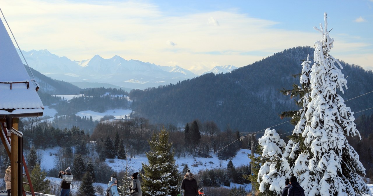 Gdzie warto pojechać zimą? Wcale nie musi być to Zakopane, gdyż opcji jest naprawdę sporo. /East News