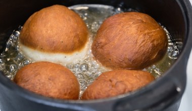 Gdzie wylewasz tłuszcz po smażeniu pączków? Większość osób robi to źle
