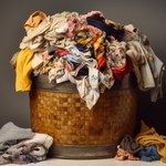 Gdzie wyrzucać stare ubrania? To zależy od ubrań