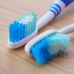 Gdzie wyrzucać szczoteczkę do zębów? Większość Polaków robi to źle