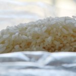 Gdzie wyrzucać woreczki po ugotowaniu ryżu i kaszy? Wciąż trafiają nie tam, gdzie powinny