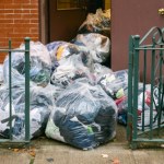Gdzie wyrzucasz stare ubrania? Te rzeczy mogą trafić do odpadów zmieszanych