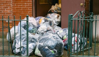 Gdzie wyrzucasz stare ubrania? Te rzeczy mogą trafić do odpadów zmieszanych