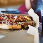 Gdzie wyrzucić pudełko po pizzy? Decyduje jeden szczegół na kartonie