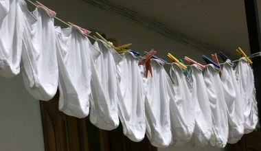 Gdzie wyrzucić starą bieliznę? Niemal każdy Polak robi to źle