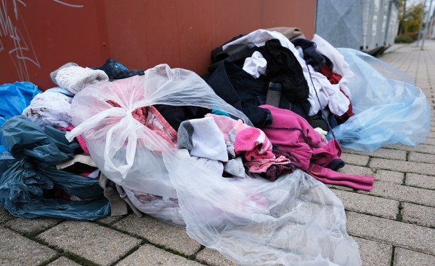 Gdzie wyrzucić tekstylia w Warszawie? Specjalnych kontenerów nie będzie