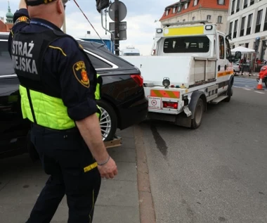 Gdzie zgłosić źle zaparkowane auto? Opcji jest kilka