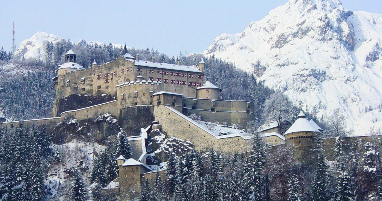Gdzie znajduje się imponująca warownia Hohenwerfen? /Aneo - Burg_Hohenwerfen_2_ Beautiful Castles With Breathtaking Scenery /CC BY-SA 2.0