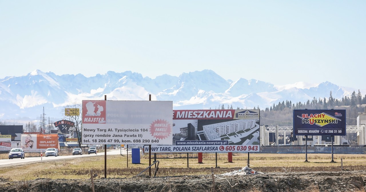 Gdzieś za tymi billboardami widać podobno Tatry /Michal Adamowski/REPORTER /East News