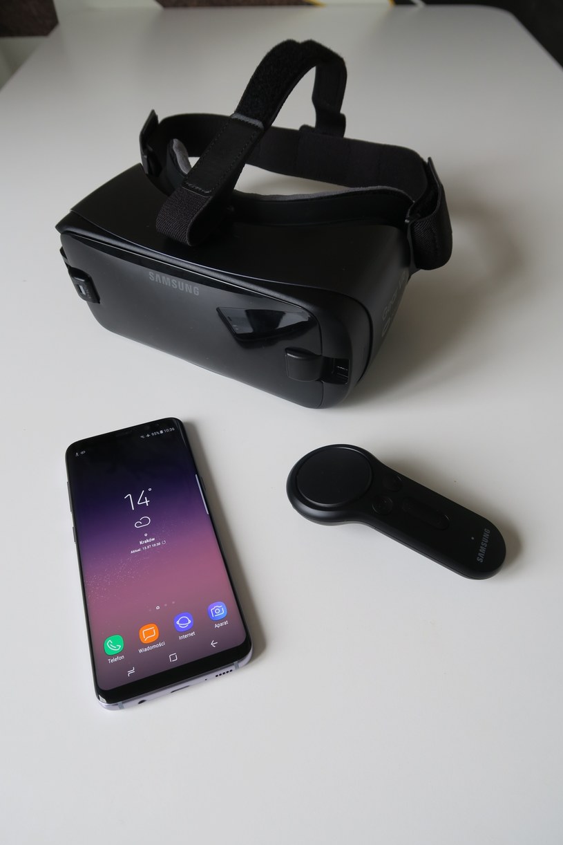 Gear VR 3, odpowiedni smartfon Samsunga (w tym przypadku S8) i kontroler Gear /INTERIA.PL