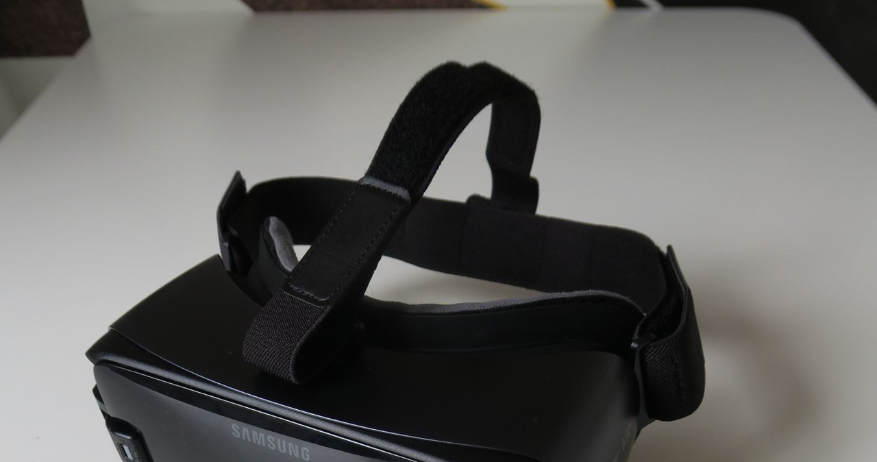 Gear VR 3, odpowiedni smartfon Samsunga (w tym przypadku S8) i kontroler Gear /INTERIA.PL