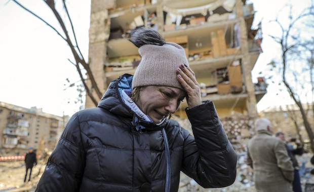 Gehenna mieszkańców Mariupola: Ukrywali się w piwnicy, jedli gołębie, kopali groby