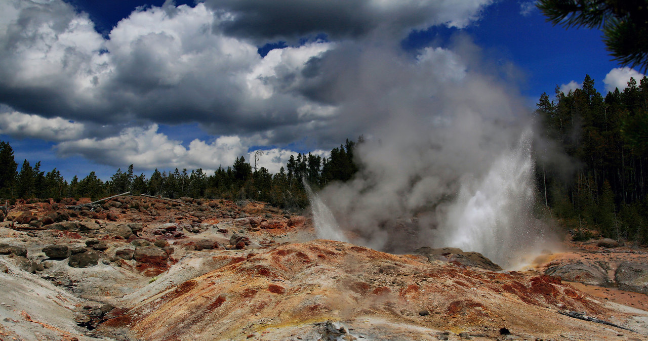 Gejzer Steamboat podczas małej erupcji /fot. Brocken Inaglory /Wikipedia